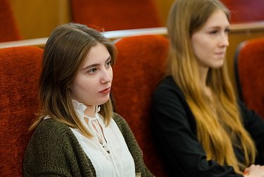 Для студентов ОГУ провели экскурсию по областному парламенту